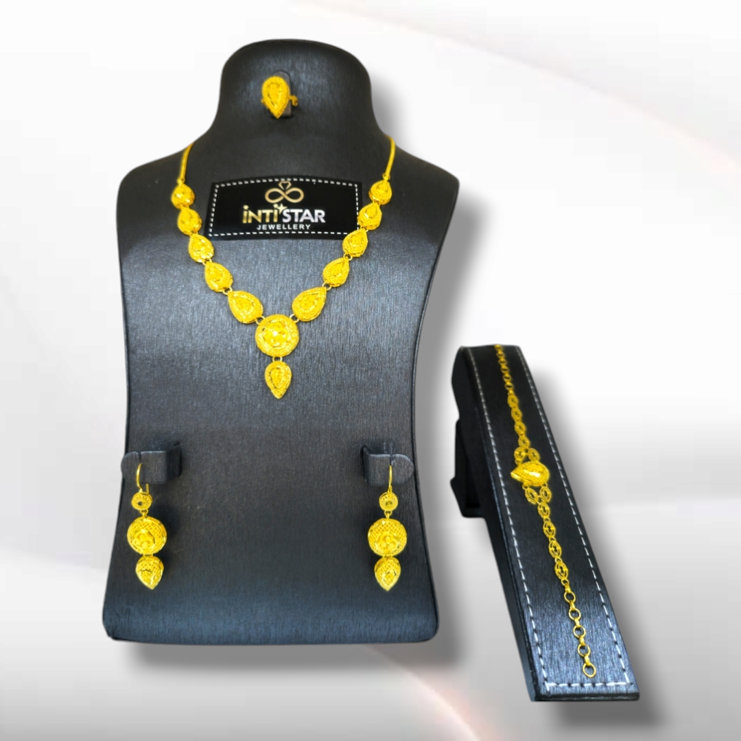 048 - Gold Jewellery Set