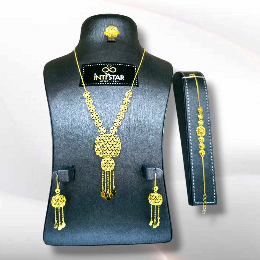 526 - Gold Jewellery Set